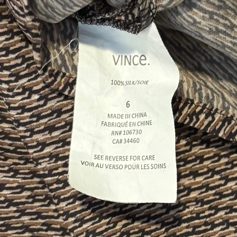VINCE Silk Popover Long Sleeve Tab Blouse Top Tan Brown Black Pattern Size 6 - Picture 6 of 6